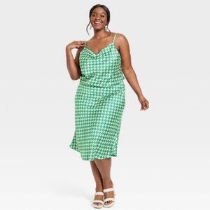 NWOT AVA & VIV Size 1X Green Satin Dress